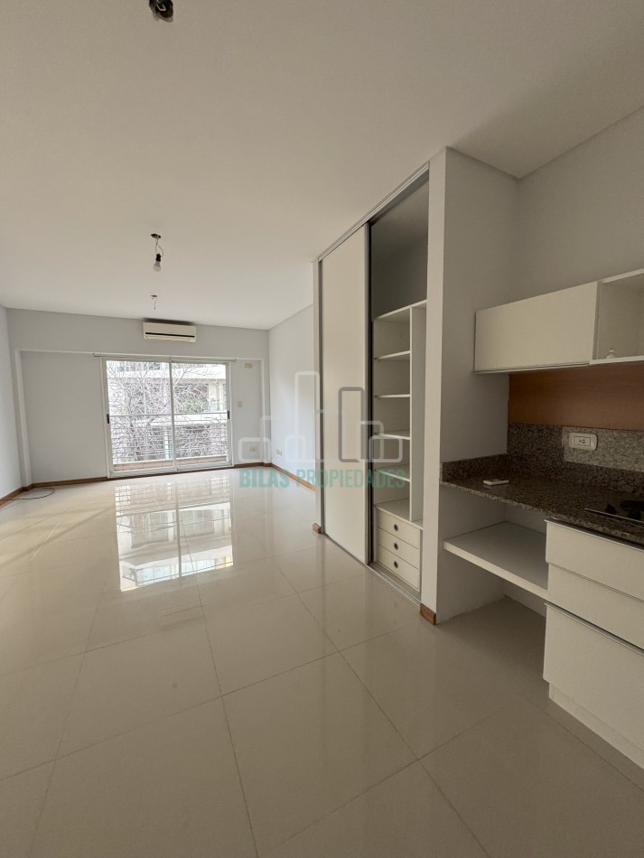 ALQUILER SIN MUEBLES Monoambiente con balcon al frente en Caballito