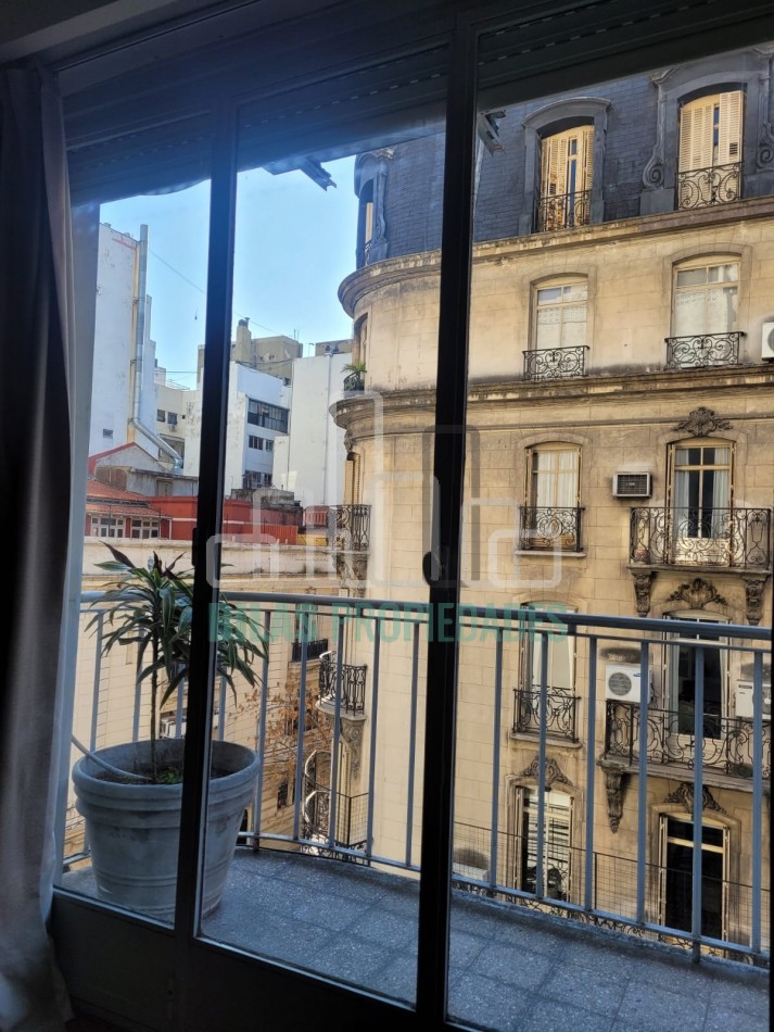 VENTA - DEPARTAMENTO DE 3 AMBIENTES CON BALCON AL FRENTE - PISO EXCLUSIVO - RECOLETA