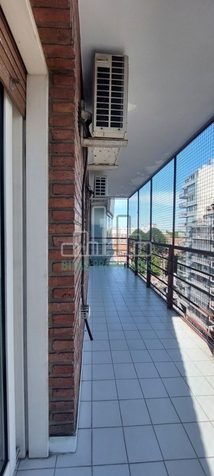 VENTA Departamento 5 ambientes con balcon al frente y cochera en Villa Crespo