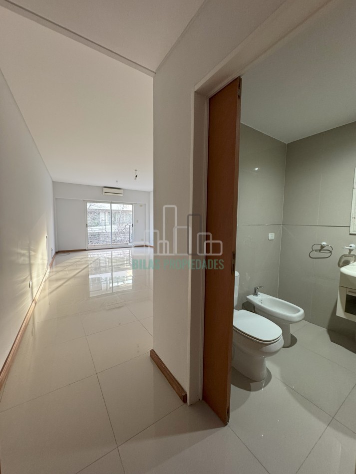 ALQUILER SIN MUEBLES Monoambiente con balcon al frente en Caballito