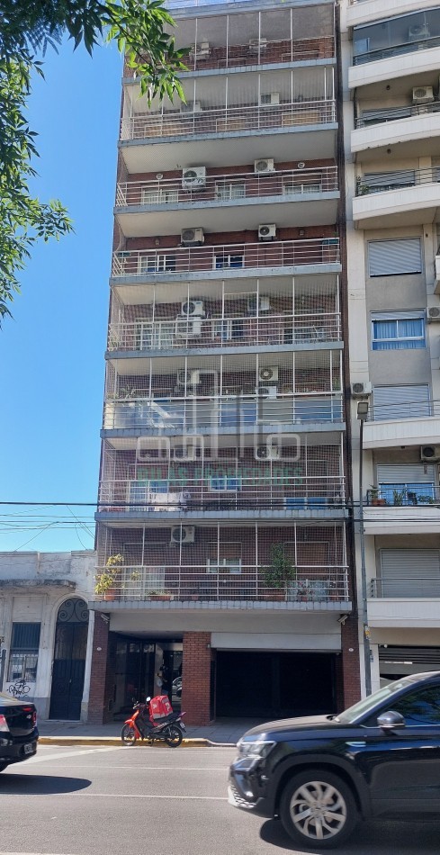 VENTA Departamento 5 ambientes con balcon al frente y cochera en Villa Crespo