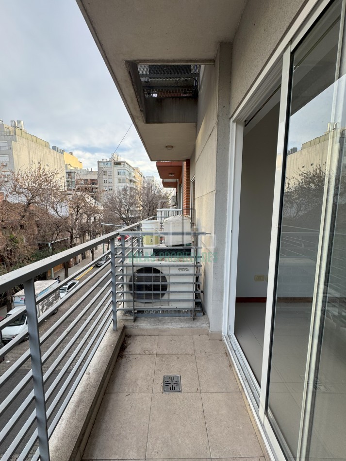 ALQUILER SIN MUEBLES Monoambiente con balcon al frente en Caballito