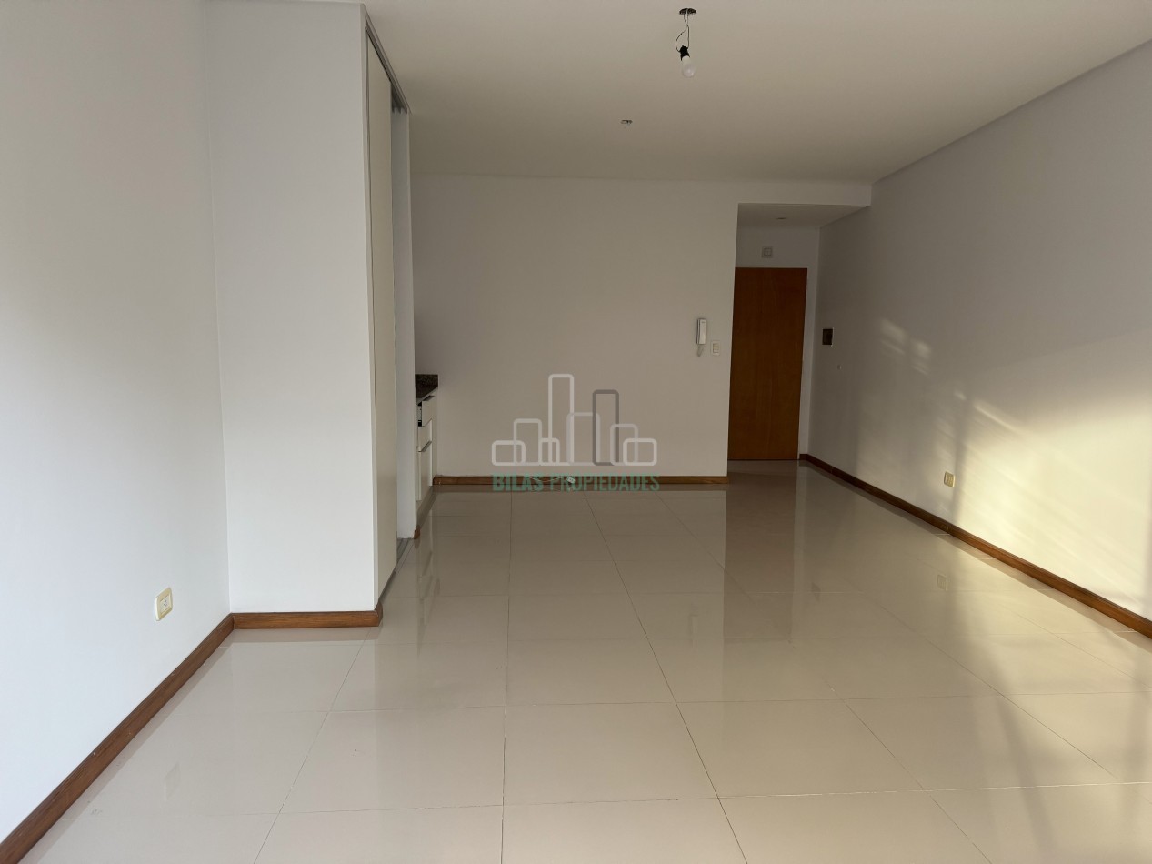 ALQUILER SIN MUEBLES Monoambiente con balcon al frente en Caballito