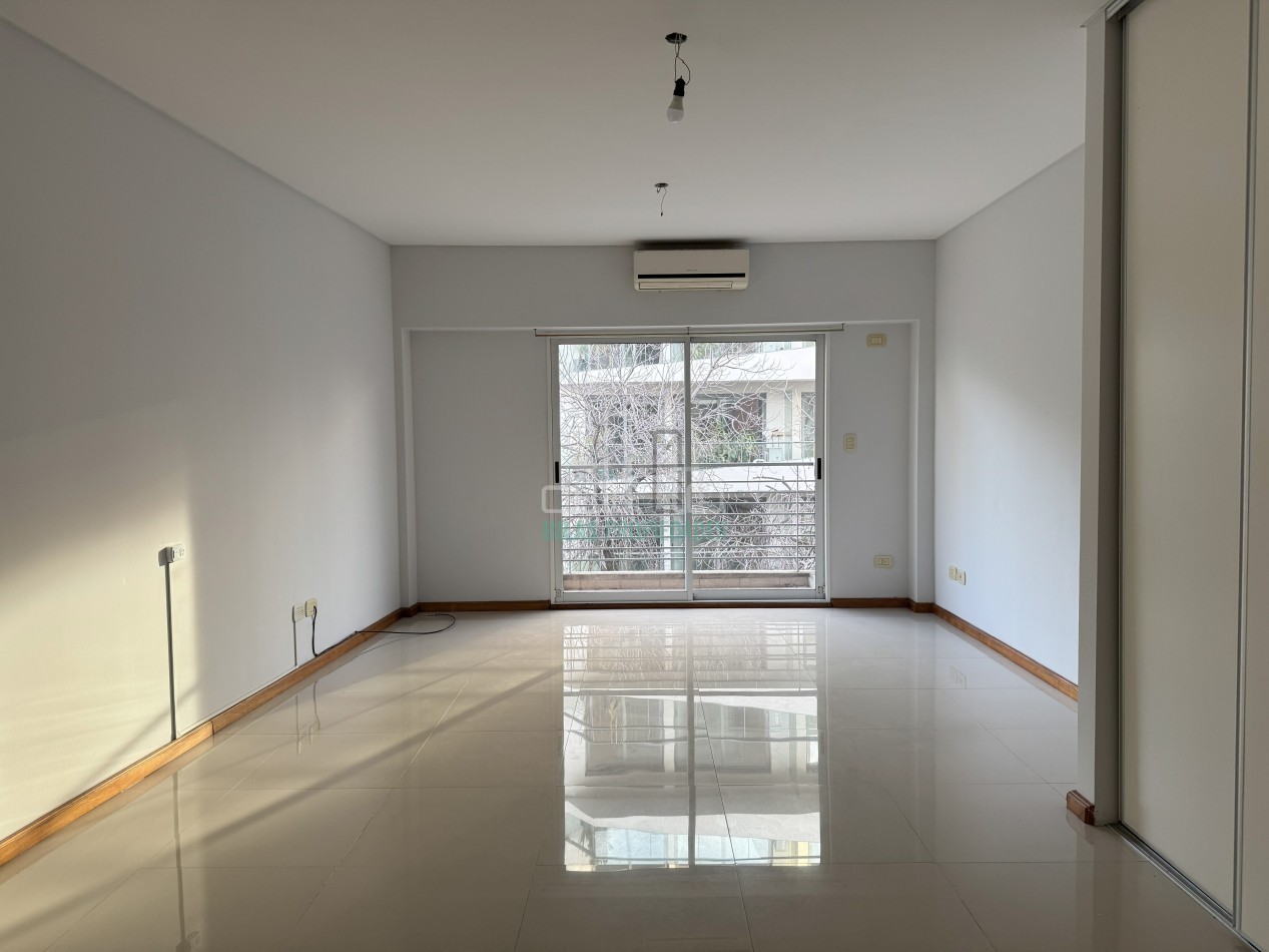 ALQUILER SIN MUEBLES Monoambiente con balcon al frente en Caballito