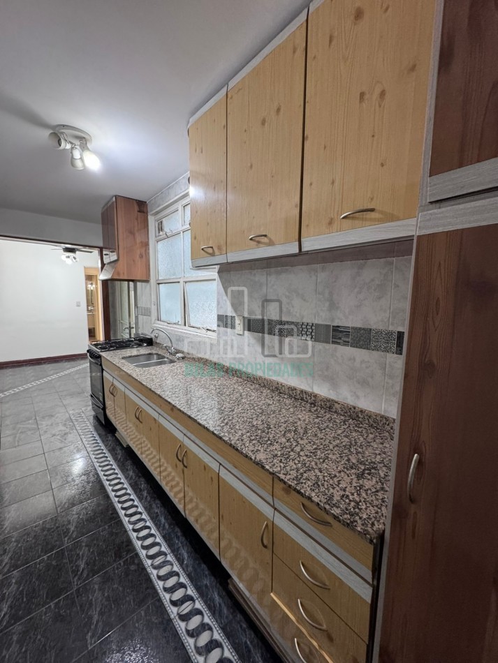 ALQUILER 3 Ambientes con Comedor Diario, Balcon Corrido y Lavadero Independiente en Almagro