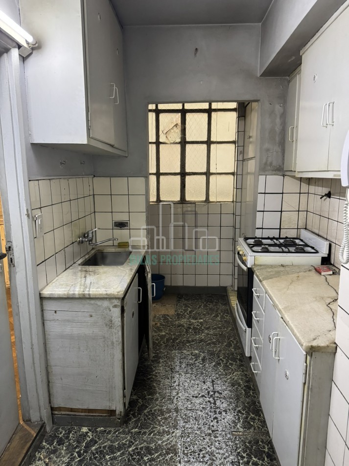 OPORTUNIDAD EN ALMAGRO - VENTA DEPARTAMENTO DE 4 AMBIENTES A REFACCIONAR