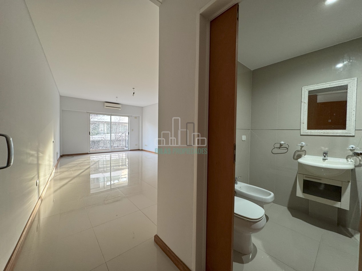 ALQUILER SIN MUEBLES Monoambiente con balcon al frente en Caballito