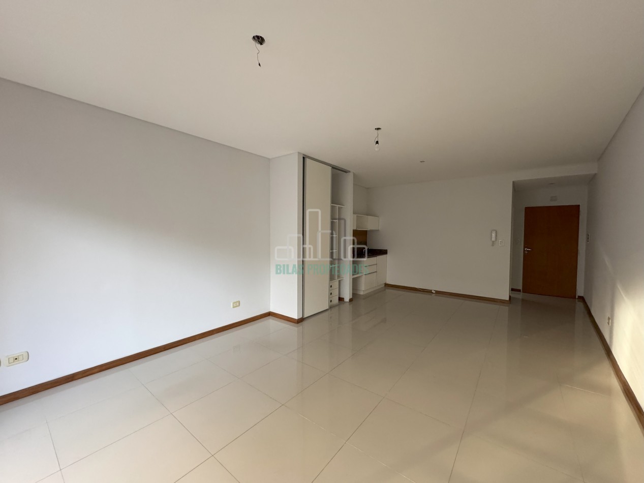ALQUILER SIN MUEBLES Monoambiente con balcon al frente en Caballito