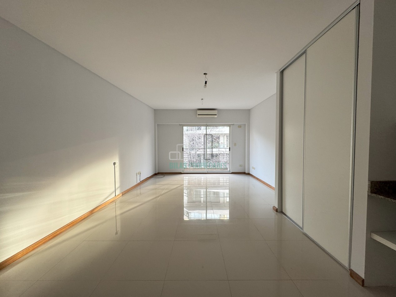 ALQUILER SIN MUEBLES Monoambiente con balcon al frente en Caballito