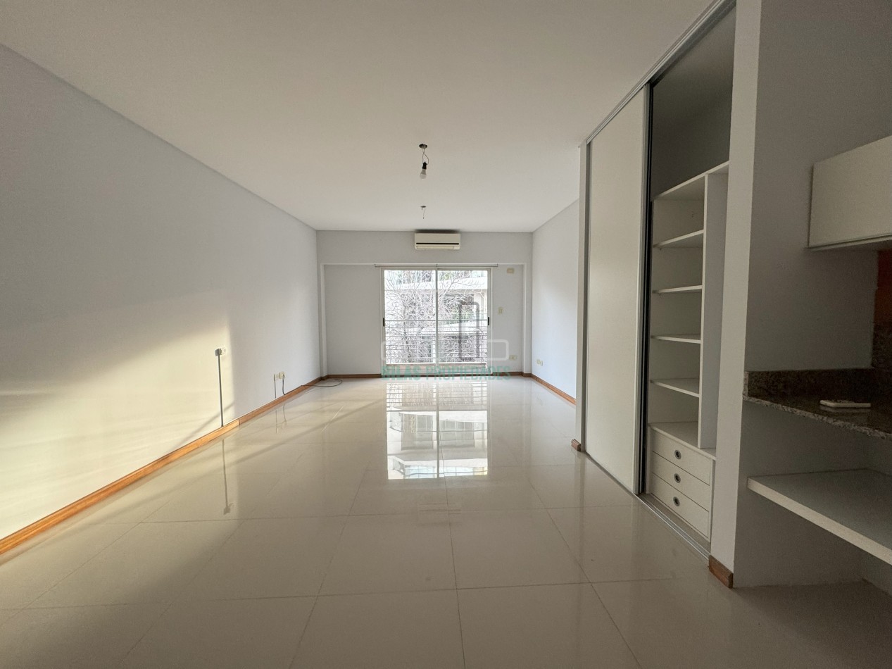 ALQUILER SIN MUEBLES Monoambiente con balcon al frente en Caballito