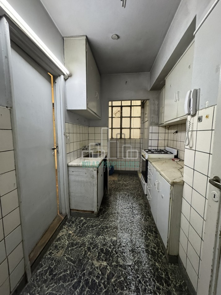 OPORTUNIDAD EN ALMAGRO - VENTA DEPARTAMENTO DE 4 AMBIENTES A REFACCIONAR