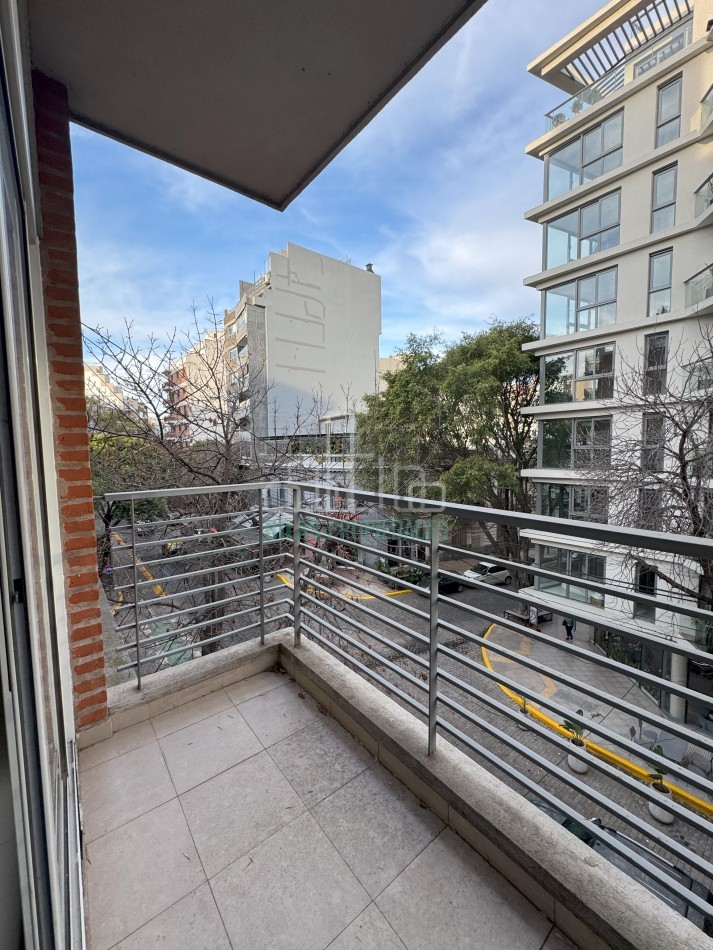 ALQUILER SIN MUEBLES Monoambiente con balcon al frente en Caballito