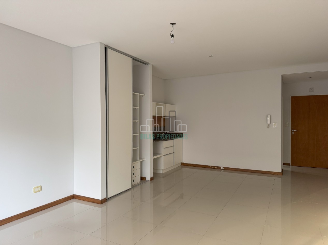 ALQUILER SIN MUEBLES Monoambiente con balcon al frente en Caballito