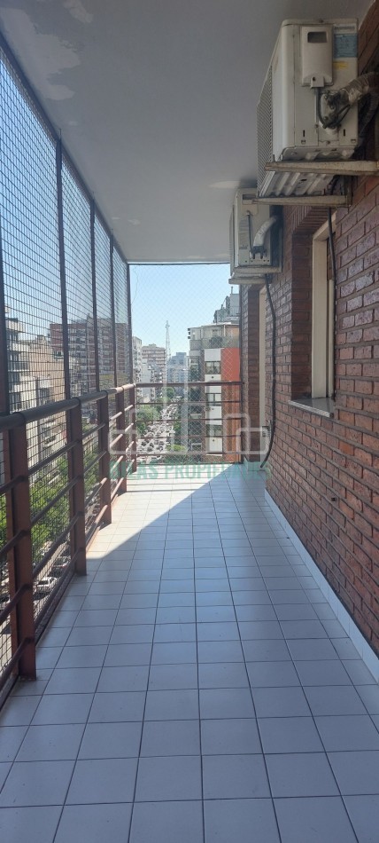 VENTA Departamento 5 ambientes con balcon al frente y cochera en Villa Crespo