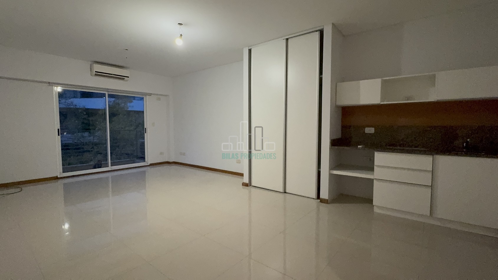 ALQUILER SIN MUEBLES-SIN MASCOTA Monoambiente con balcon al frente en Caballito